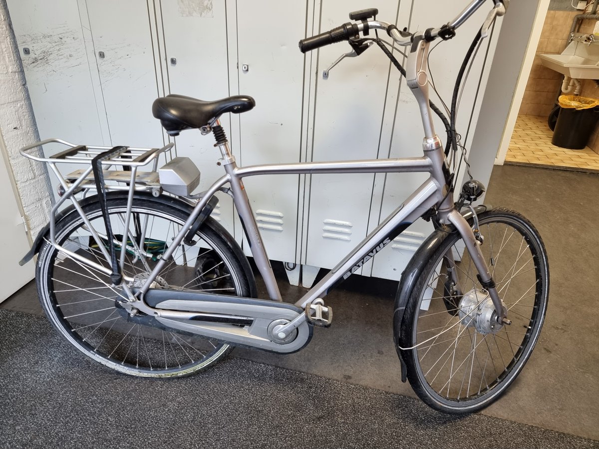 HEERENVEEN - Wie herkent deze fiets ? Op de Zwanedrift in Heerenveen is een elektrische fiets (grijze Batavus Lucca E go.) zonder accu aangetroffen. Reacties naar 0900-8844 of als PB onder vermelding van refnr PL0100-2022083346.