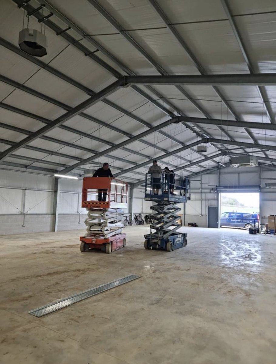ArcticSwindon's tweet photo. Hamilton v Verstappen take 2 on todays project.
To provide climate control for this storage area in Oxford.

PS. the blue team retired with a flat battery😀 
#toshibaairconditioning https://t.co/QcETQ5dgyQ