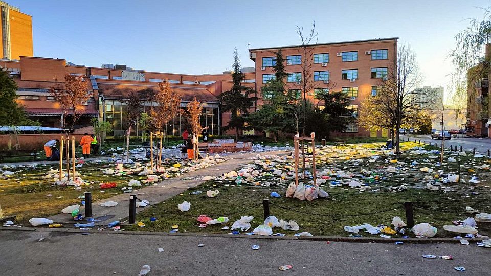 Rano jutros NATO milosrdni anđeo bombardovao dvorište kod Studentskog doma "Slobodan Bajić" u Novom Sadu. 🙏