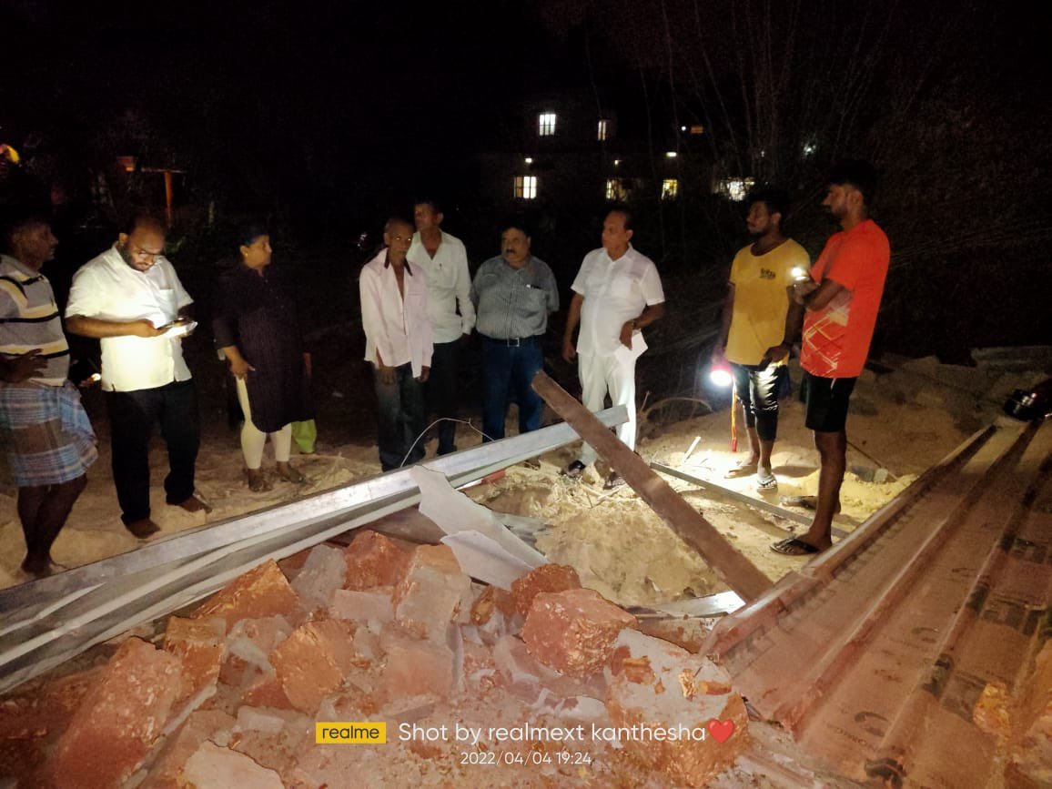 ಬಿ.ಜೆ.ಪಿ ಸರ್ಕಾರದ ತಾಳಕ್ಕೆ ಕುಣಿಯುವ ಅಧಿಕಾರಿಗಳು ಇಂದು ಕಾಪು ತಾಲೂಕಿನ ಶಿರ್ವ ಗ್ರಾಮದ ತುಪ್ಪೆಪಾದೆ ಬಳಿ ಸರ್ಕಾರಿ ಜಮೀನಿನಲ್ಲಿ  ಮನೆ ನಿರ್ಮಿಸಿ ವಾಸಿಸುತ್ತಿದ್ದ ಪದ್ಮಬಾಯಿ ಎಂಬ ಬಡಪಾಯಿ ಮಹಿಳೆಯ ಮನೆಯನ್ನು ಯಾವುದೇ ಮುನ್ಸೂಚನೆ ನೀಡದೆ, ಏಕಾಏಕಿ ಕಾಪು ತಹಸೀಲ್ದಾರ್ ಮತ್ತು ಕಂದಾಯ ಇಲಾಖಾಧಿಕಾರಿಗಳು ಶಿರ್ವ ಪಂಚಾಯತ್ ಸಂತ್ರಸ್ತ  1/3