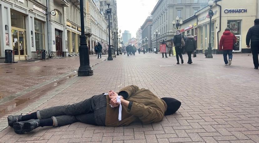 khodorkovsky_en's tweet photo. "Bucha-Moscow" art performance
The activist lays in Moscow' centre with his hands tied behind his back - position, in which dead civilians were found in the suburbs of Kyiv
Bridge at the Cathedral of Christ the Saviour
Nikolskaya Street
Old Arbat
Alexandrovsky garden
@holodmedia https://t.co/v7sYiKu9Ku