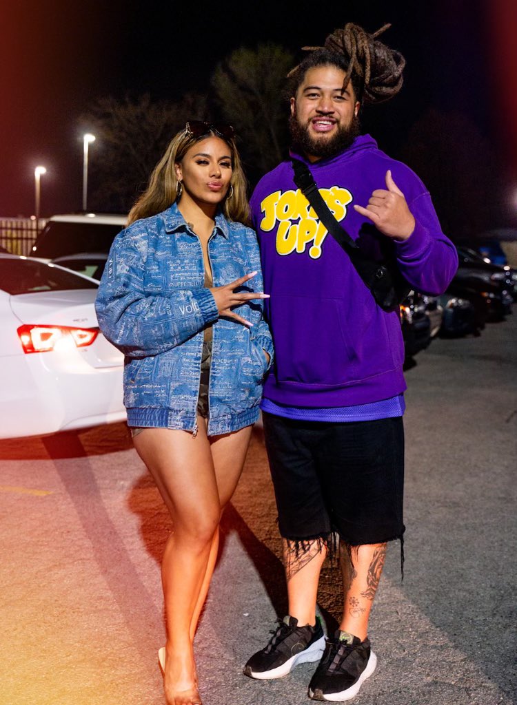 LalaEllsworth's tweet photo. I was a fangirl and asked @dinahjane for the flick! 🇹🇴🇹🇴🇹🇴 https://t.co/0SEgLoPHr6