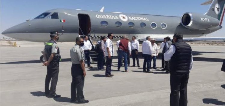bartije's tweet photo. Casa gris, avión gris, sexenio gris. https://t.co/VfKKWL317W