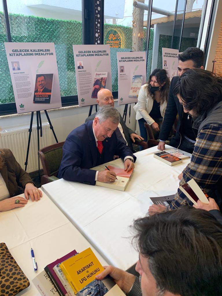 uygursesi's tweet photo. Gelecek Partisi kurucu ve yöneticileri Kütüphaneler Haftası münasebetiyle kaleme almış oldukları kitapları imzalamak için Ankara’da buluştu. Başta Genel Başkan Sn. Ahmet Davutoğlu olmak üzere yazarlar,her sahadan gazeteci, politikacılar ve uygur akademiye başkanı katılım sağladı. https://t.co/9GKrheu1RG