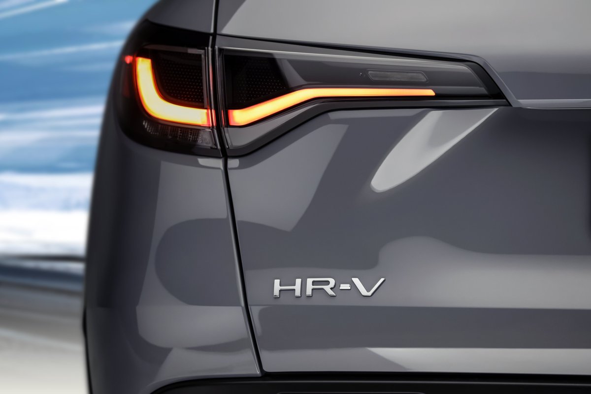 DriveMx1's tweet photo. Se presenta la segunda generación del #Honda #HRV 2023 para el mercado americano

Este SUV presenta una línea de cintura horizontal baja, un cofre más largo, una parrilla más grande, una postura más ancha, es más grande que su predecesor, con una distancia entre ejes más larga. https://t.co/RkV75XxpnG