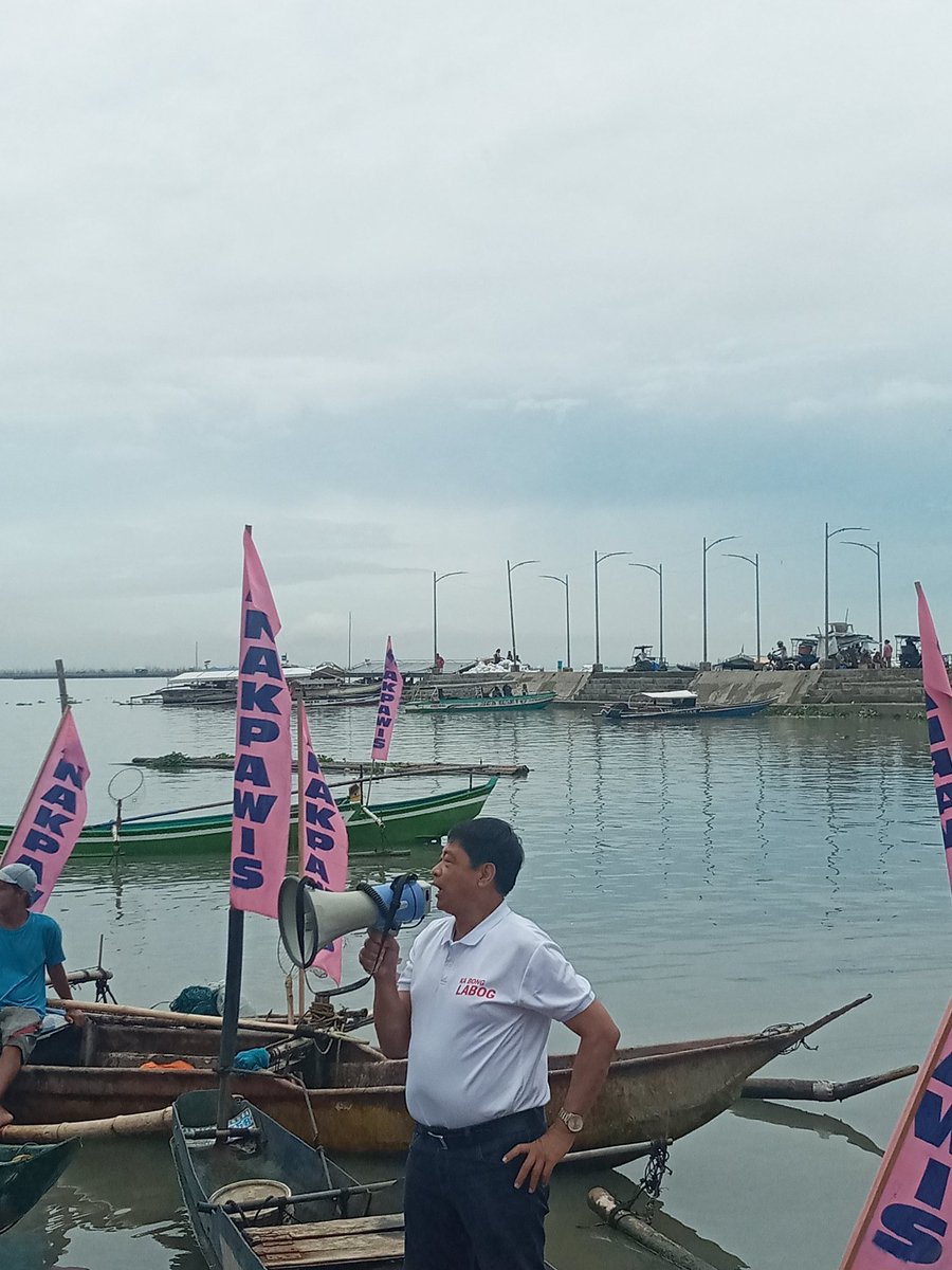 BL4Senator's tweet photo. Sa kabila ng makulimlim na panahon, mainit na pinakita ng mga mangingisda ng Binangonan, Rizal ang kanilang suporta sa mga makabayang kandidato na sina Elmer "Ka Bong" Labog, Neri Colmenares, at Anakpawis Party-list https://t.co/XXQCTIOYgO