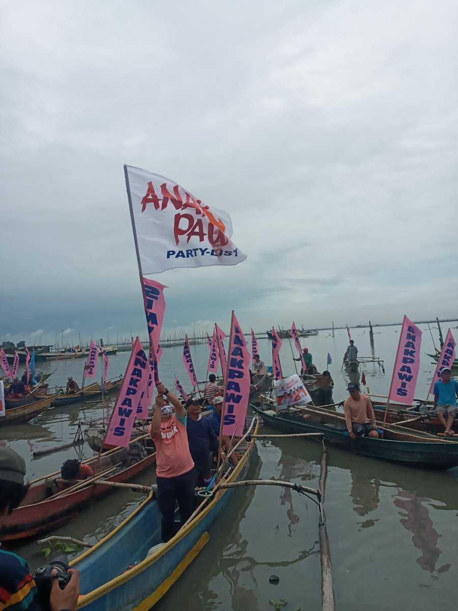 BL4Senator's tweet photo. Sa kabila ng makulimlim na panahon, mainit na pinakita ng mga mangingisda ng Binangonan, Rizal ang kanilang suporta sa mga makabayang kandidato na sina Elmer "Ka Bong" Labog, Neri Colmenares, at Anakpawis Party-list https://t.co/XXQCTIOYgO