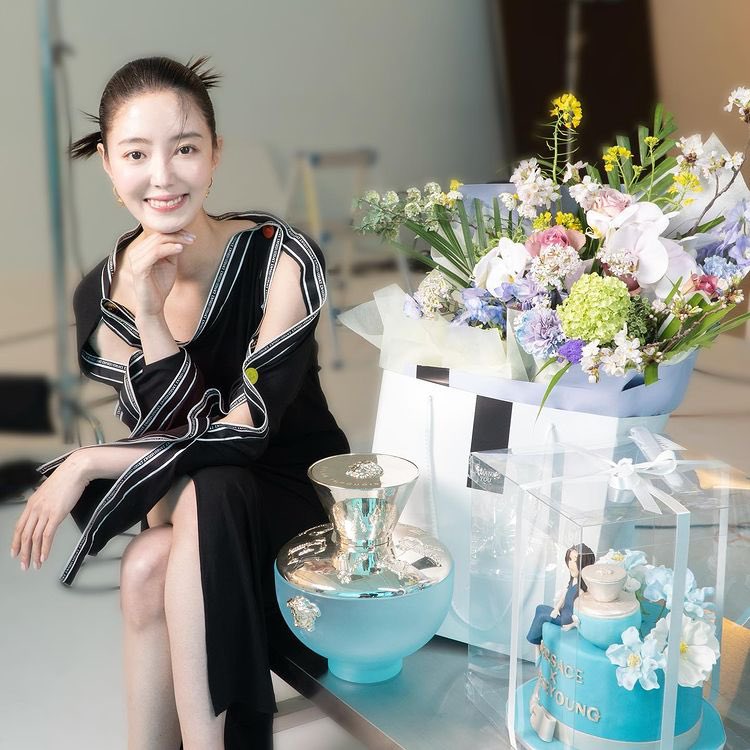 230Gallery's tweet photo. 220405 #이세영 #세영그램

베르사체와 함께하게 되었습니다💙
.
.
.

@ sims_perfume
#versace
#딜런터쿠아즈

https://t.co/WOoJrvIFy9
#LeeSeYoung https://t.co/zhKTyGxsDD