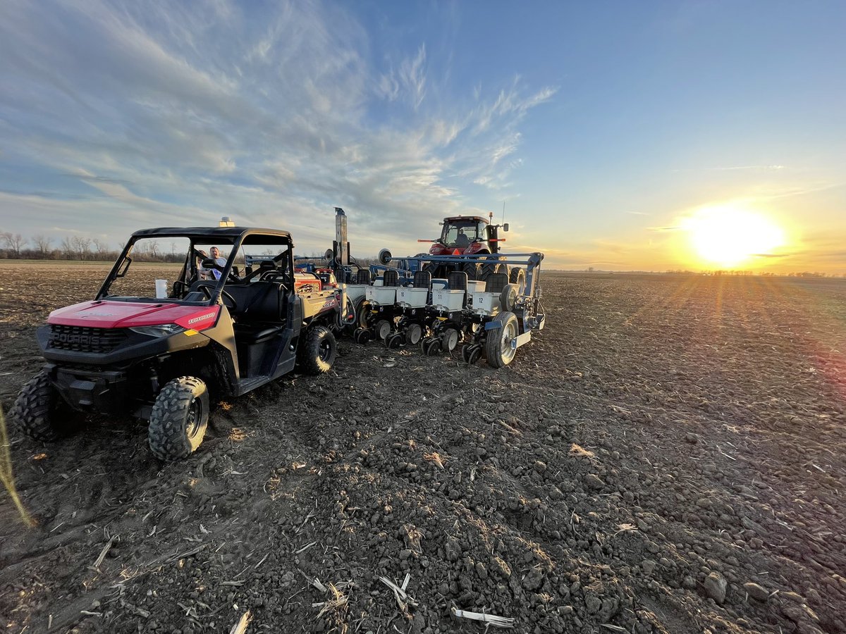 First #DEKALB corn plot of 2022 going in the MO River bottoms in Warren County today. No filter needed for this sunset! <a href="/Asgrow_DEKALB/">DEKALB Asgrow Seed</a> <a href="/DKAS_MO/">DEKALB Asgrow Missouri</a>