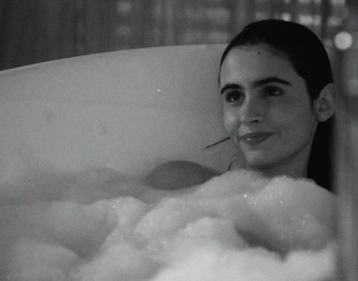 writerflagui's tweet image. Pretty Woman | au flagui

Onde Guilherme é convidado para o casamento da sua melhor amiga e precisa de uma acompanhante que aceite fingir ser sua namorada. E então Flávia cruza o seu caminho.

Ou

Duas semanas juntos poderiam mudar suas vidas para sempre?