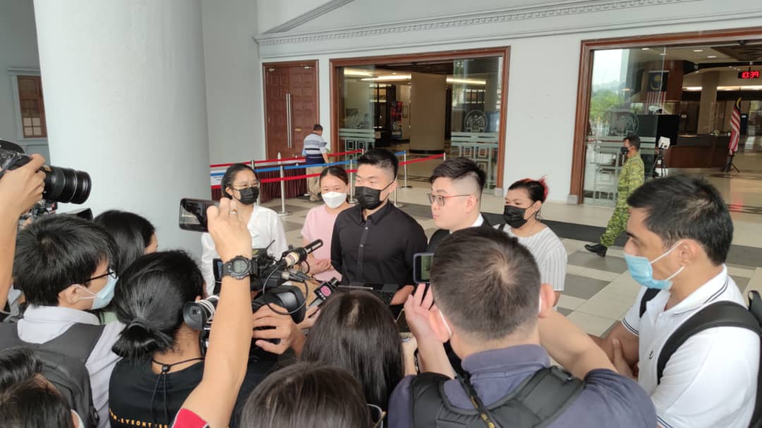 SUARAMtweets's tweet photo. The High Court has established a prima facie case for SUARAM's Right to Justice Coordinator
@yankewong96 protest against University Malaya Vice Chancellor. SUARAM stand in solidarity with Yanke and maintain the charge infringes the right of FOE in Malaysia.
#TolakRasis
#UndurVC https://t.co/hhYLMkZZDF
