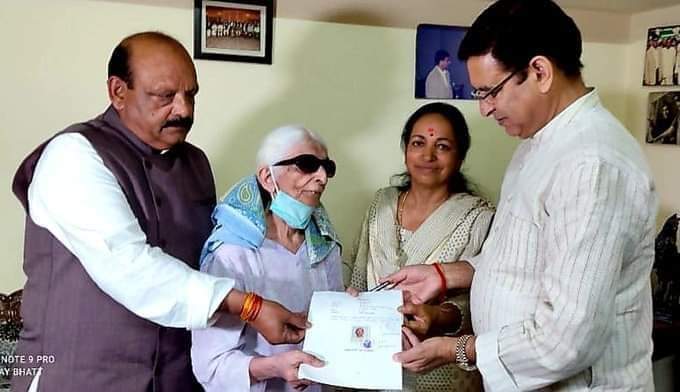 VishalDungdung1's tweet photo. 50 लाख के जमीन जायदाद,10 तोला सोना। 78 साल की बुज़ुर्ग पुष्पा मुंजियाल ने अपनी सारी संपत्ति राहुल गांधी के नाम कर दी।
देहरादून कोर्ट में वसीयतनामा पेश करते हुए कहा ''मैं राहुल गांधी के विचारों से बहुत प्रभावित हूं,उनके परिवार ने देश की आजादी से लेकर आगे तक कुर्बानी दी है'' https://t.co/hHAAq0PccH