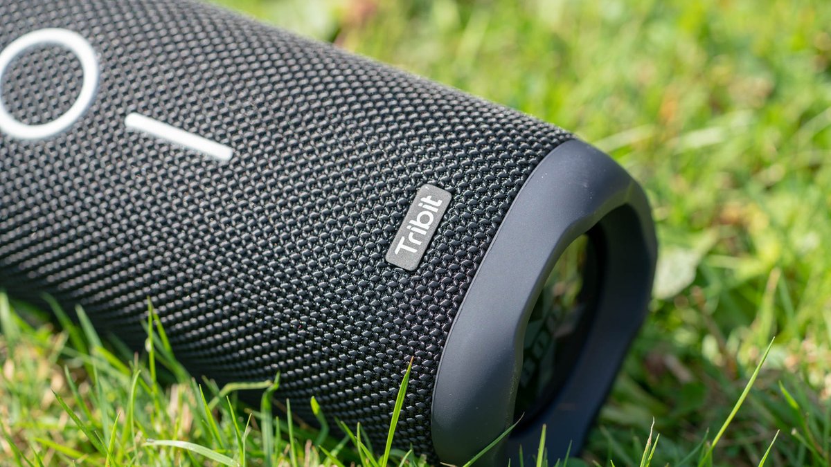 TribitOfficial's tweet photo. STOP SCROLLING! ✋🛑

Take a minute to lie in the grass and stare at the clouds for a while with your favorite music. ☁

How do you unwind? 🧘‍♀️

🎵: Tribit StormBox

#tribit #tribitaudio #relax #takeabreak  #speaker #audio #wirelessspeaker #wirelessaudio #bluetoothaudio #StormBox https://t.co/hG1xaJ9Wjk