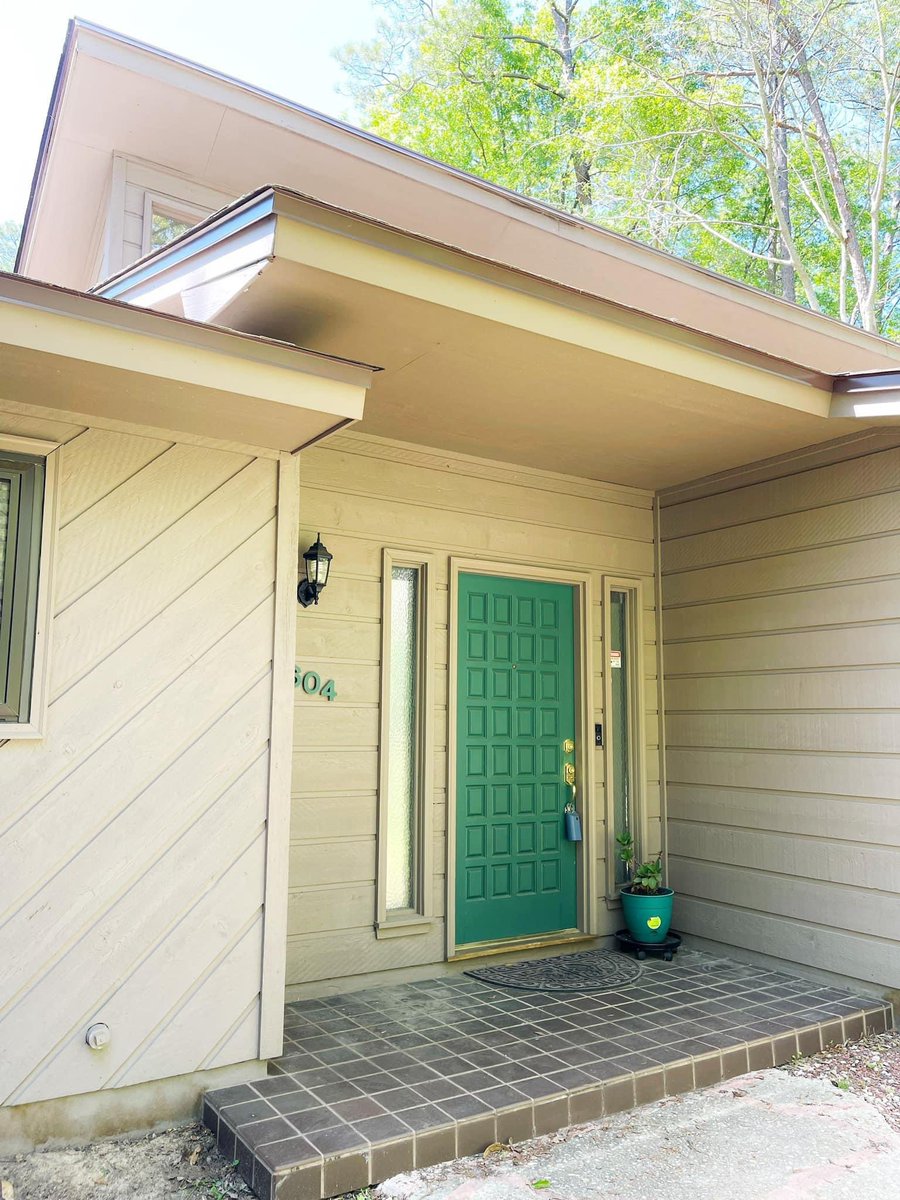 MDoseanu's tweet photo. Mid-century modern home with an amazing backyard! $289,900. #Foxcroft subdivision. #Tallahassee #Florida #TallahasseeHomesForSale #TallahasseeRealtor #KW https://t.co/lBqDFOLF8t