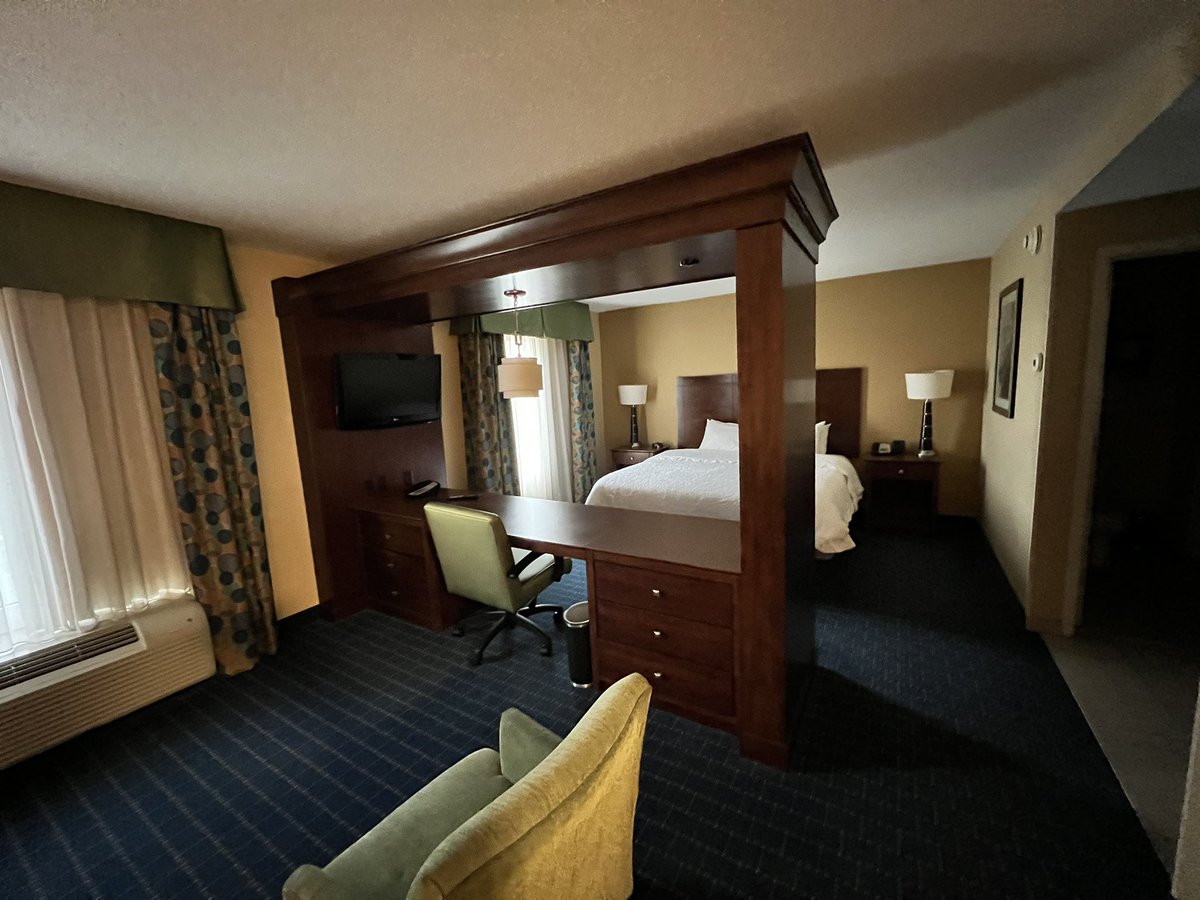 デカ過ぎて居場所に困るホテルの部屋💧