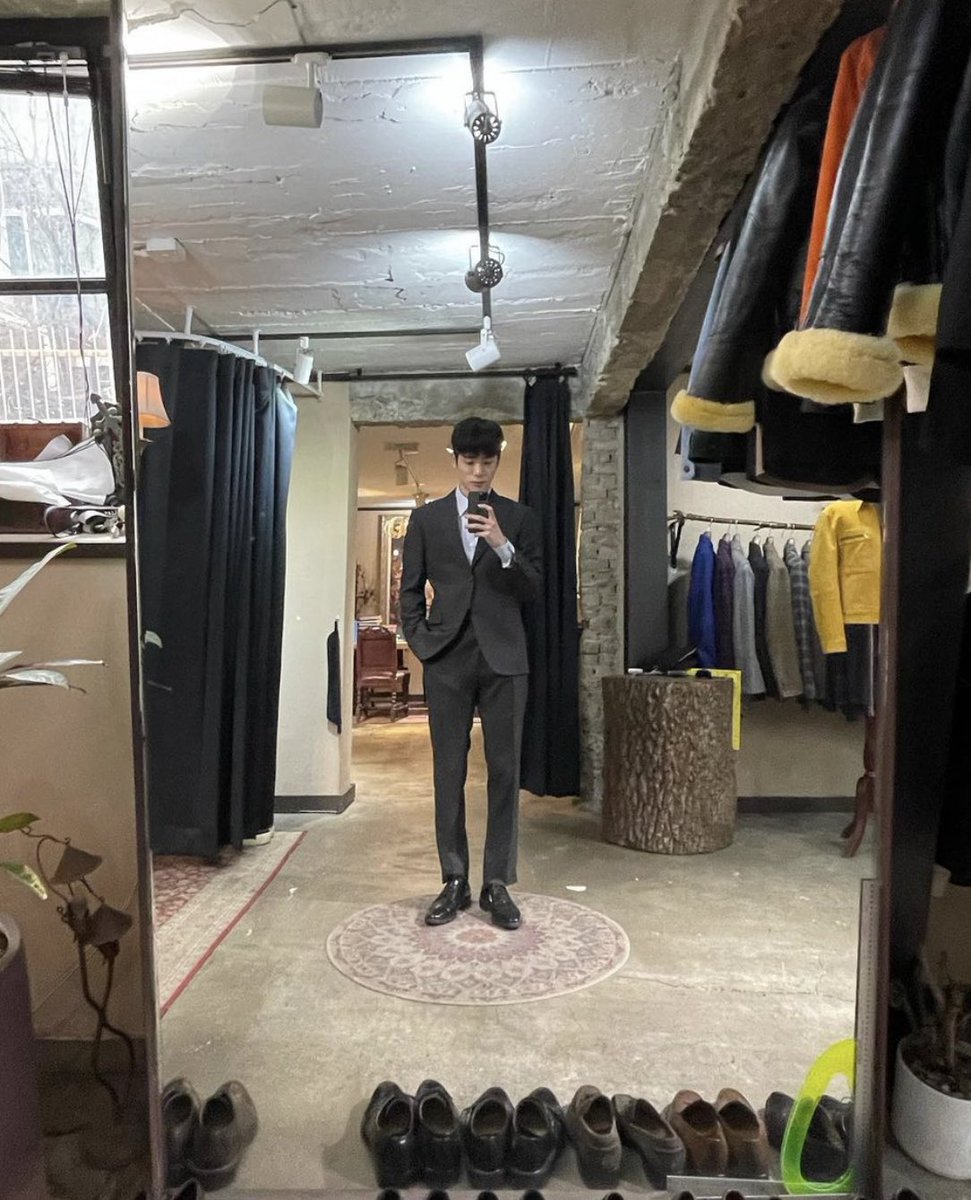 jaehyunpetals's tweet image. charcoal color single suit made by Jaehyun 🖤