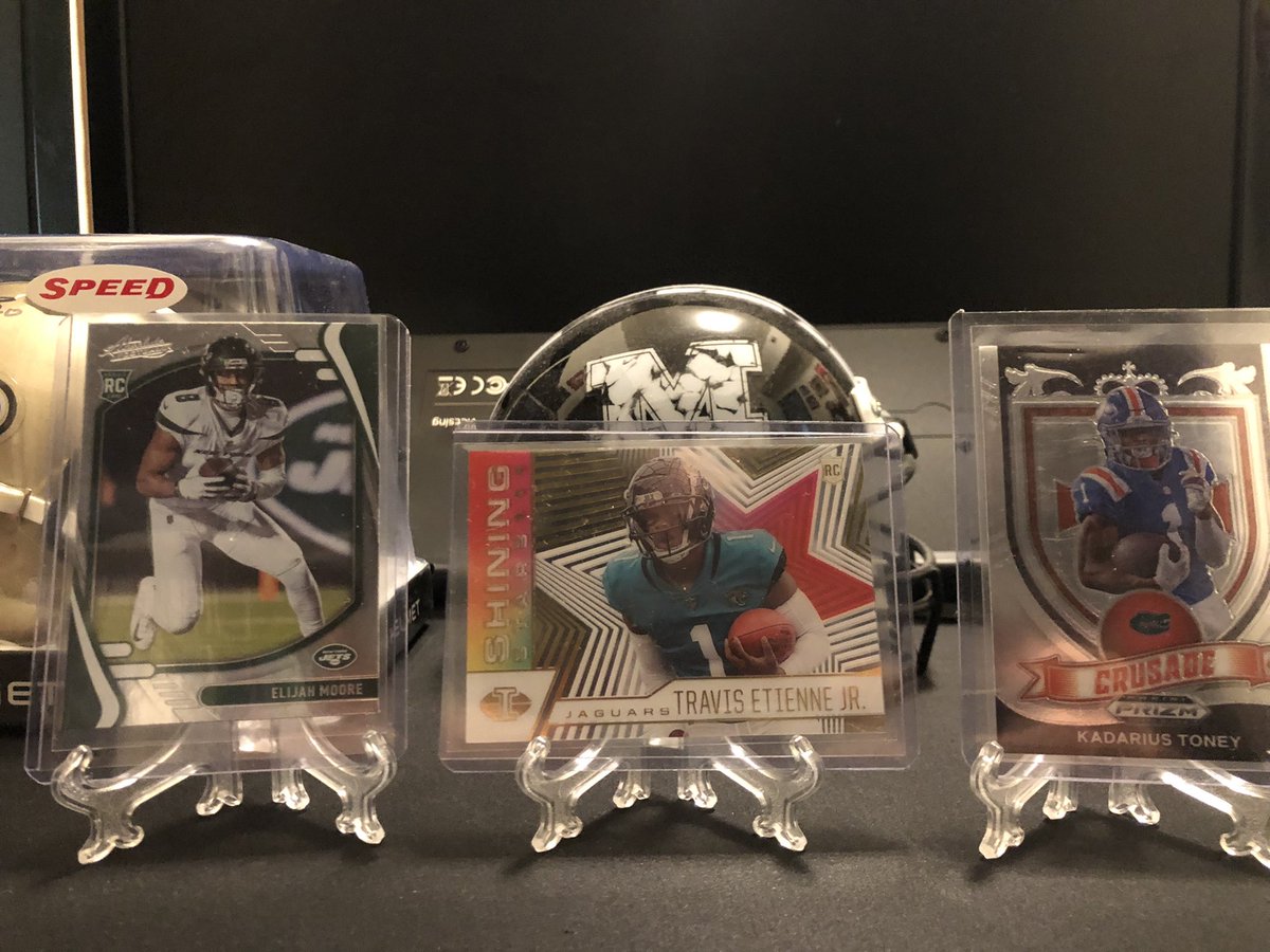 paxsportscards's tweet image. 🚨🚨🚨GIVEAWAY TIME🚨🚨🚨 FOLLOW AND RETWEET THIS AND PINNED TWEET TO ENTER TO WIN THIS ROOKIE LOT!