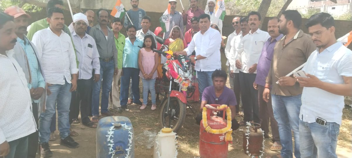VishalDungdung1's tweet photo. महंगाई मुक्त भारत अभियान अंतर्गत केंद्र सरकार का विरोध प्रदर्शन। #लोहरदगा #झारखंड #महंगाई_डायन_खाय_जात @_AltafAnsari @avinashpandeinc @Allavaru @AbhijitRajINC @IYCJharkhand @srinivasiyc @AmanRaja50 @Roy_Saaheb @Bhakt_Berojgar @bairoajgarihssd @mayur_jha @BigaPahan @___Ramholkar https://t.co/X1YhVyglT9