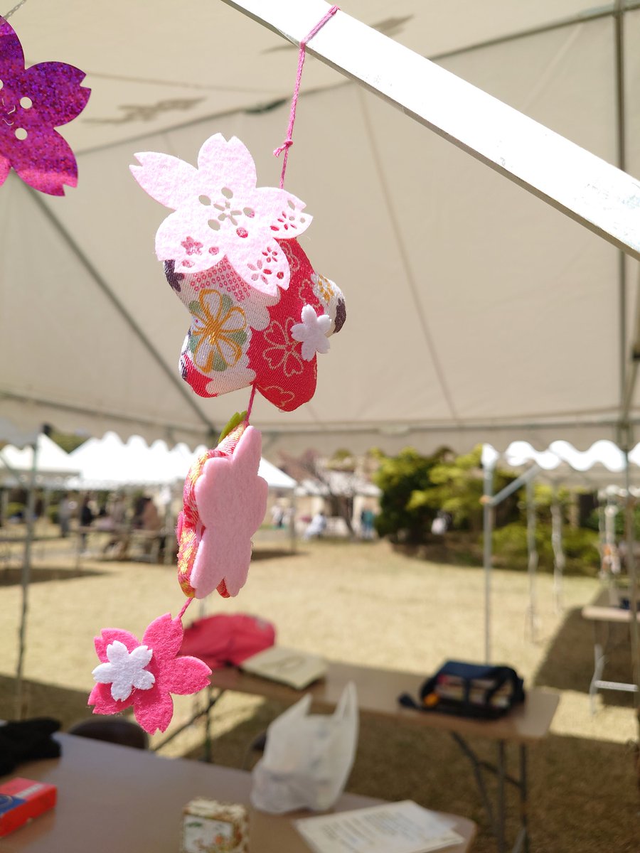 KC_908's tweet photo. こんにちは！
神戸女学院大学
競技かるた部です♪
今日も勧誘イベント
参加しています！！

今日が勧誘最終日…
こちらの飾りを目印に
ぜひお越しください！
#競技かるた
#春から神戸女学院 
#春から女学院
#春からKC https://t.co/N01n36E06U