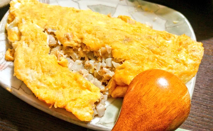 本日は #たまごの日 とのことなので、カワウソ一家からレシピをひとつ✨

水煮レンコンとツナのオムレツ🥚✨

レシピでは水煮レンコンを使用しましたが、いま時期ですと竹の子も良いです✨ 