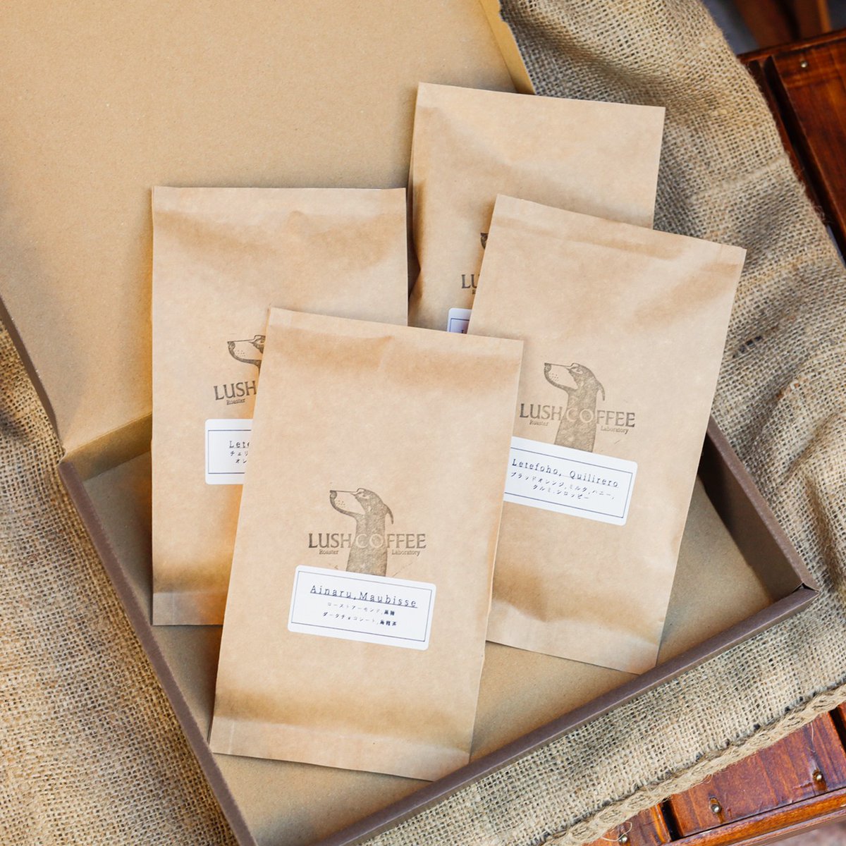 lushkafe_asu's tweet photo. [遠方の方やおうち時間を充実させたい方必見！]
#lushcoffee から限定商品のご案内🐕

当店はオンラインショップ限定で
#東ティモール の4集落飲み比べセットを販売中！

ダークチョコのビターさを持つものやオレンジ,チェリーのフルーティーさを持つものを比べることができます

是非お試しください！ https://t.co/UKRSrwSRDr