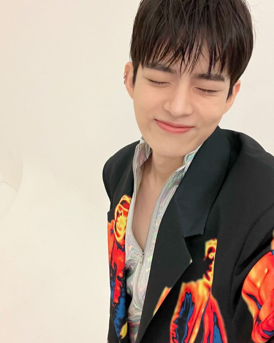 gjklvs's tweet photo. с днём рождения, Субин!!🥺
i luv u<3
#Blooming_SUB_DAY
#꽃처럼_피어날_수빈이의_스물네번째봄
#봄처럼_따뜻한_수빈이의_날 https://t.co/YObRd1Feg8