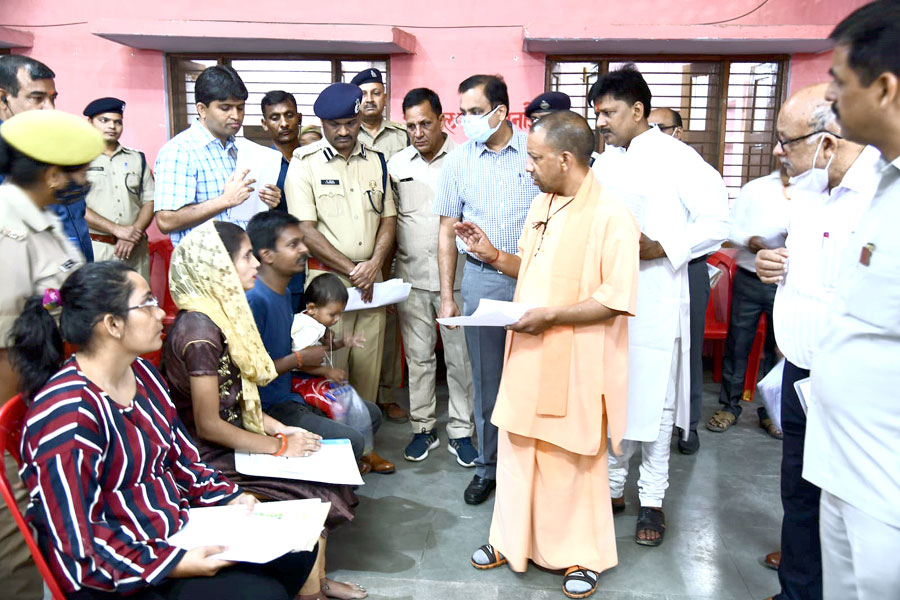 myogioffice's tweet photo. मुख्यमंत्री श्री @myogiadityanath जी महाराज ने आज प्रातः काल गोरखपुर में @GorakhnathMndr परिसर स्थित हिन्दू सेवाश्रम में 'जनता दर्शन' कार्यक्रम में आए लोगों की समस्याओं को सुना।

महाराज जी ने संबंधित अधिकारियों को जन-समस्याओं के त्वरित निराकरण के निर्देश दिए। https://t.co/t0wLs0TeUK