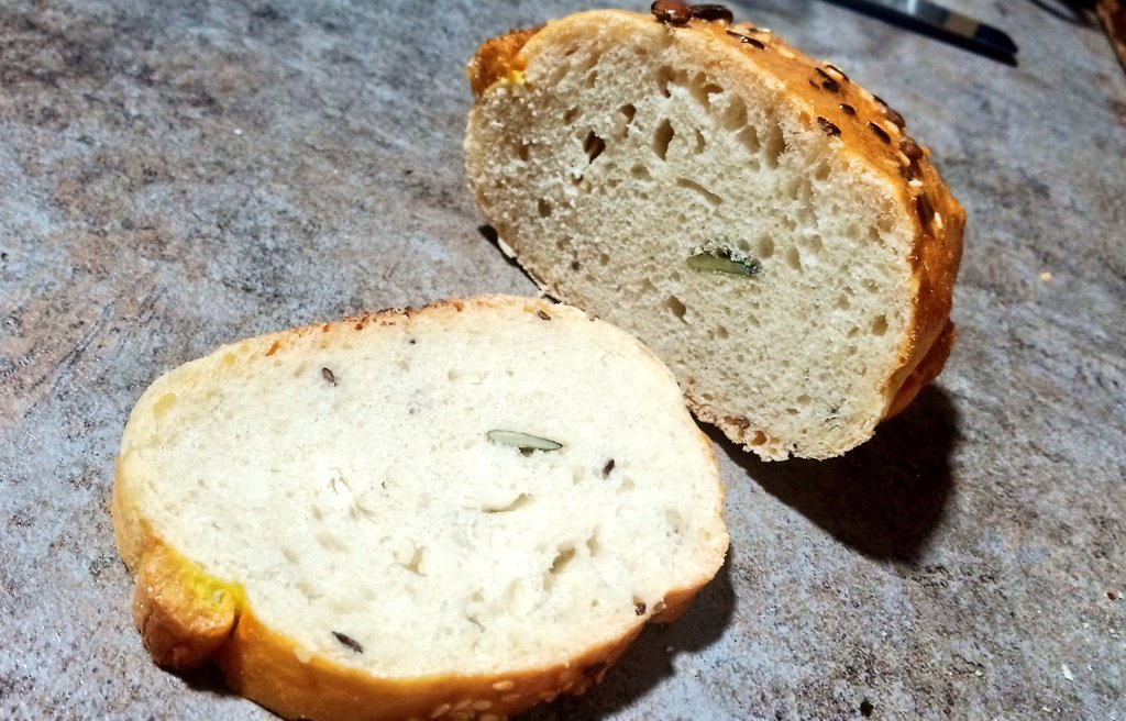nico_patrascu's tweet photo. Bread with seeds...slice! #breadwithseeds #slicebread https://t.co/ISJMUP21dG