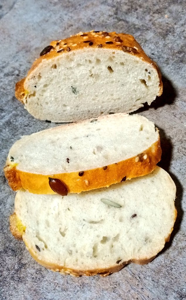 nico_patrascu's tweet photo. Bread with seeds...slice! #breadwithseeds #slicebread https://t.co/ISJMUP21dG
