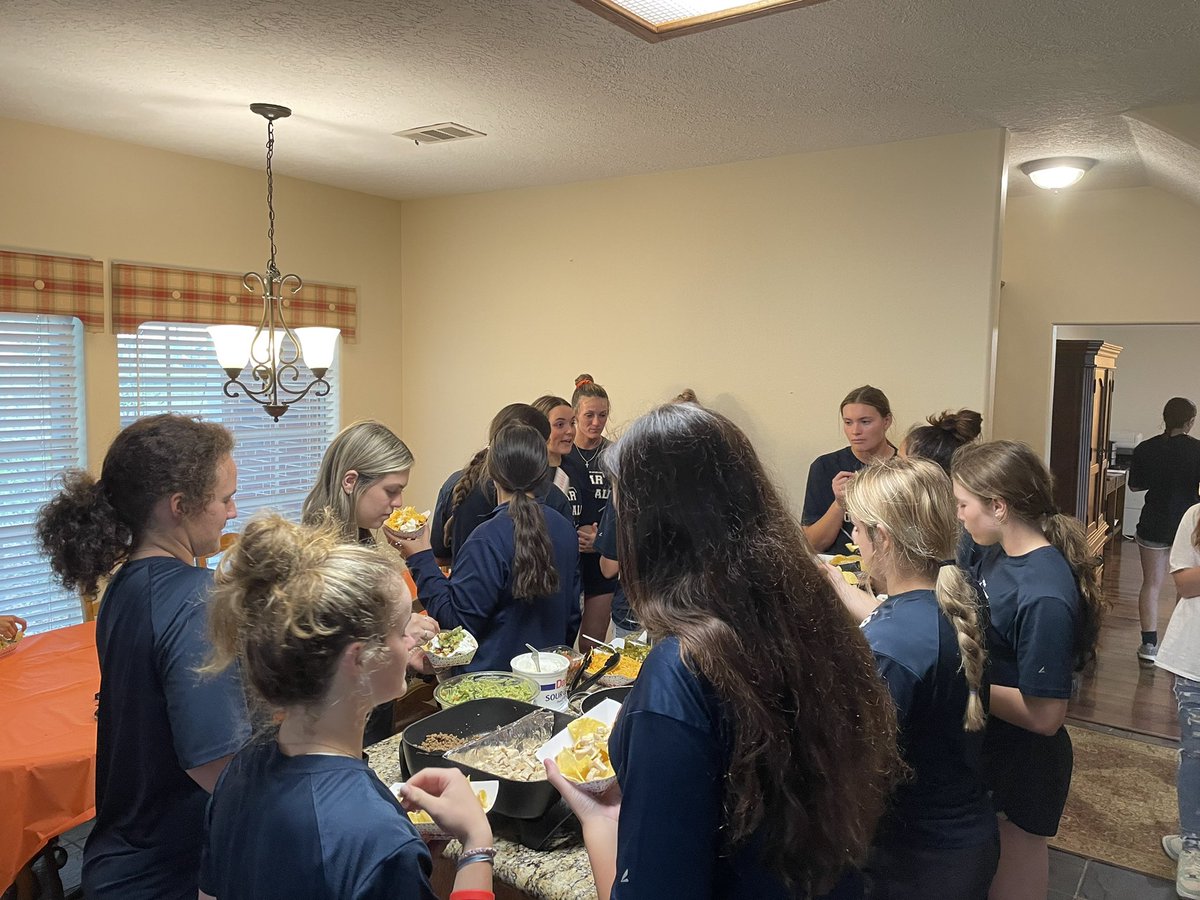 TheLLTeamRealty's tweet photo. It’s always a great time hosting the @Bridgeland_SB for Monday Night Team Dinners 🧡 Go get’em girls! https://t.co/cNajDBGkMC