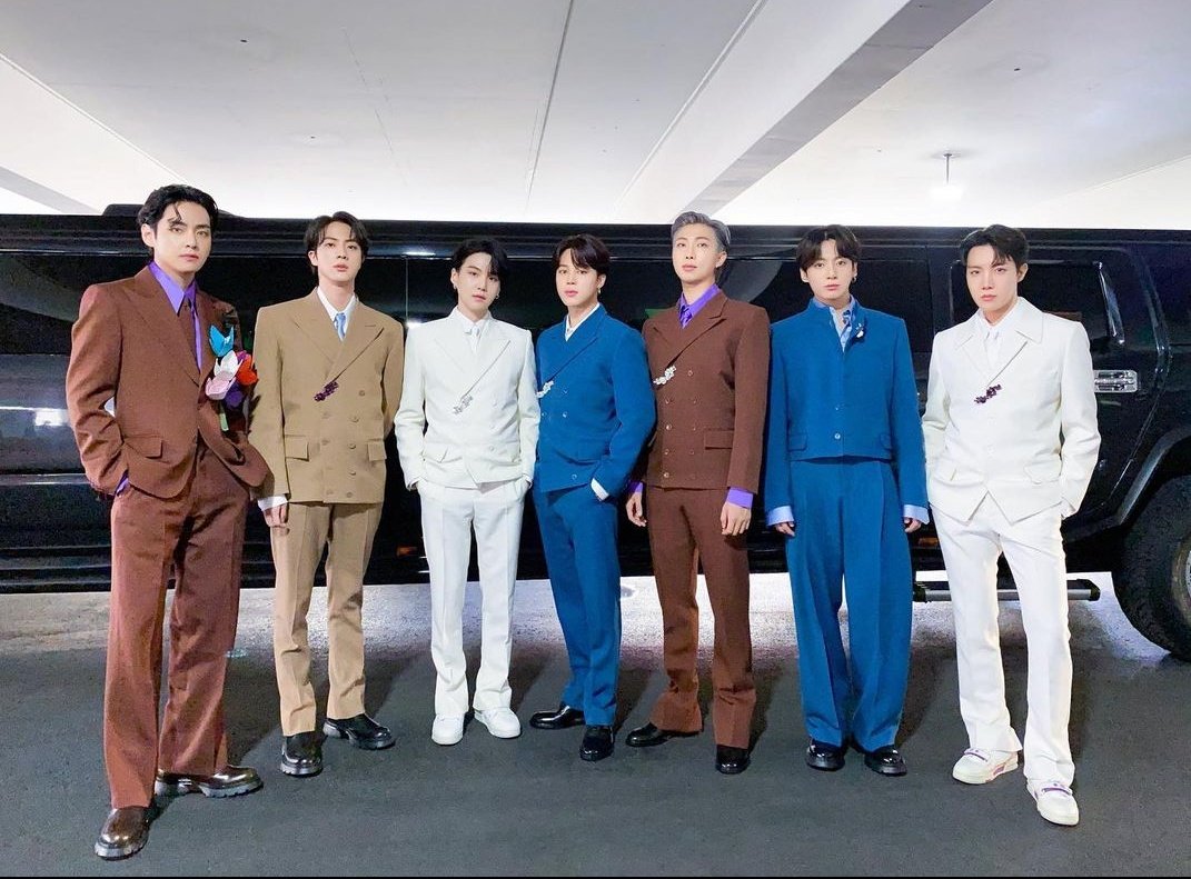 BFansmx's tweet photo. Que gran foto 💜

#BTSARMY 
#BTS 
#GRAMMYsTNT https://t.co/C1AX18OxI5
