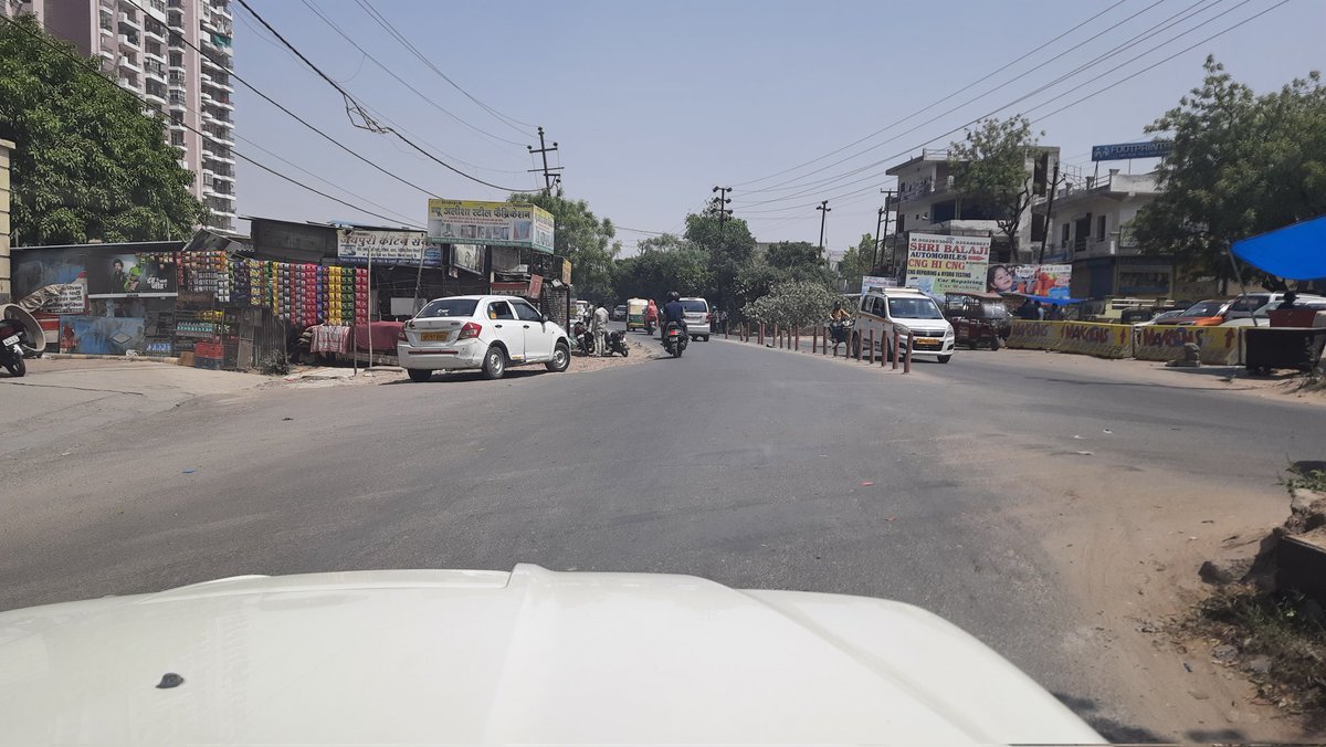 PtUjjwalMishra's tweet image. इसको #CrossingsRepublik का दुर्भाग्य ही कहेंगे की वो गाजियाबाद प्रशासन के अन्दर आता है। एनएच 9 से जोड़ने वाली 150 मीटर सड़क का अधिग्रहण अगर @gdagzb नहीं कर सकती तो टाउनशिप को #GDAApproved का टैग क्यों दिया? क्या यहां निवास करने वाली 50000 जनता ऐसे ही मूर्ख बनती रहेगी? @CMOfficeUP