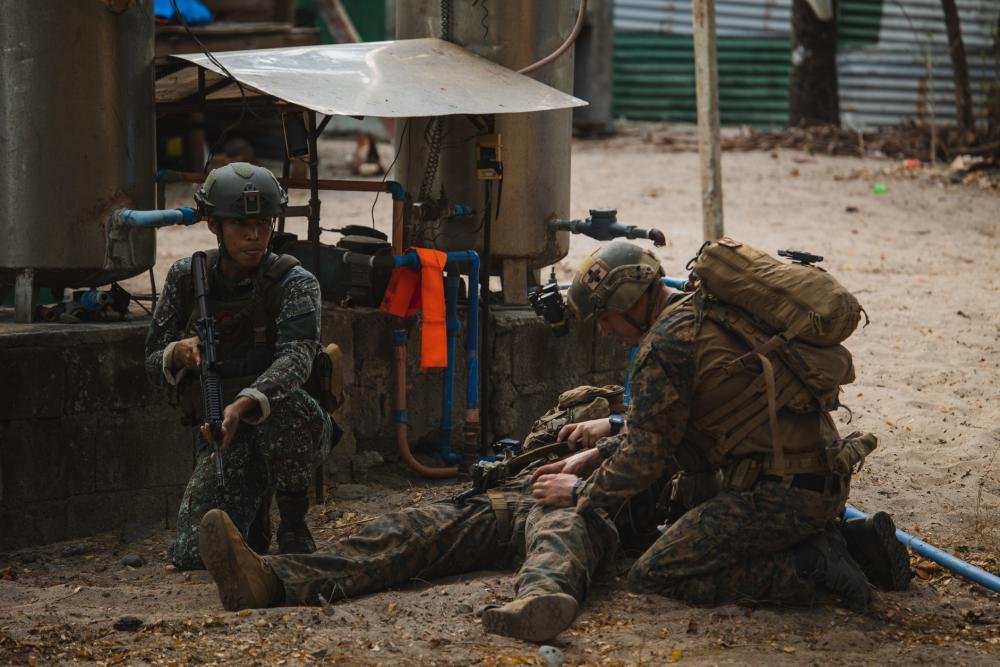 The USMC's 3rd Recon BN with the PMC's MARSOG conducting DA training for #Balikatan22 at Marine Barracks Gregorio Lim, Cavite, #Philippines. Not the typical training environment with traditional SEA beach huts and communities.