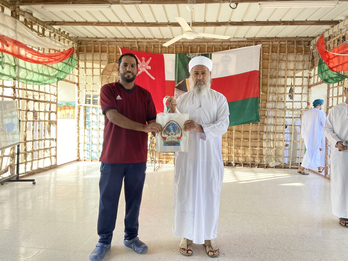 كرّم فريق السد الرياضي كلاً من الأستاذ/هلال الهميمي والأستاذ/جمال الهنائي على جهودهم التي بذلوها للرقي بالجانب الرياضي بالمدرسة والتعاون مع الفريق في إنجاح الفعاليات الرياضية المختلفة.
حيث سلّم الهدايا مدير المدرسة الأستاذ/محمد الهنائي. 
<a href="/Alsaddteam2015/">فريق السد ( بهلاء )</a>