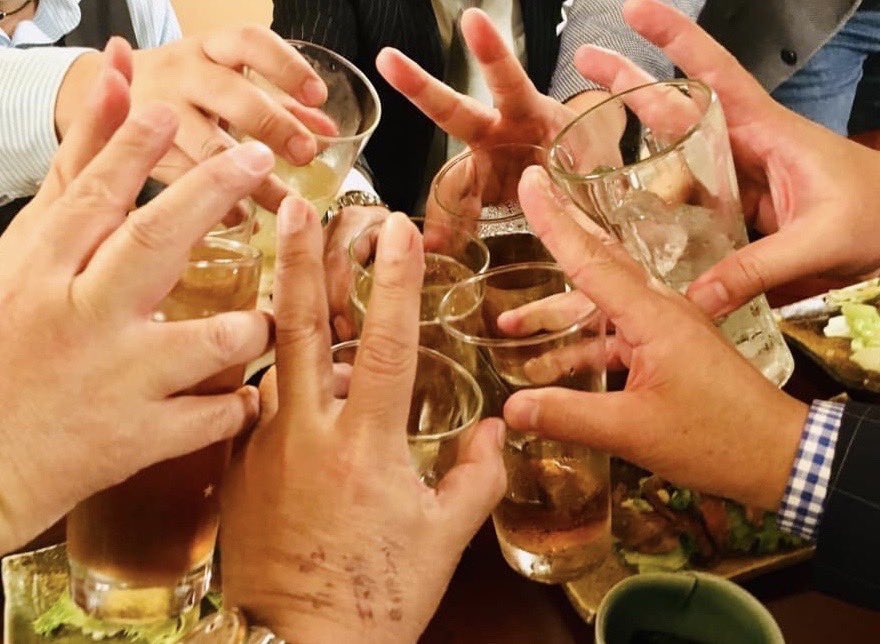 ウクライナ避難する人が１０００万人に迫るというのに２０人連れ帰って誇らしげに語る日本

ウクライナ及び世界の平和を祈念して　
ＰＥＡＣＥ！で乾杯
一杯あたりいくらか避難する方々に送れるスキーム作れないか、至急模索したい！
アイデア、ご協力いただける方　大募集！

#ウクライナ
#世界平和