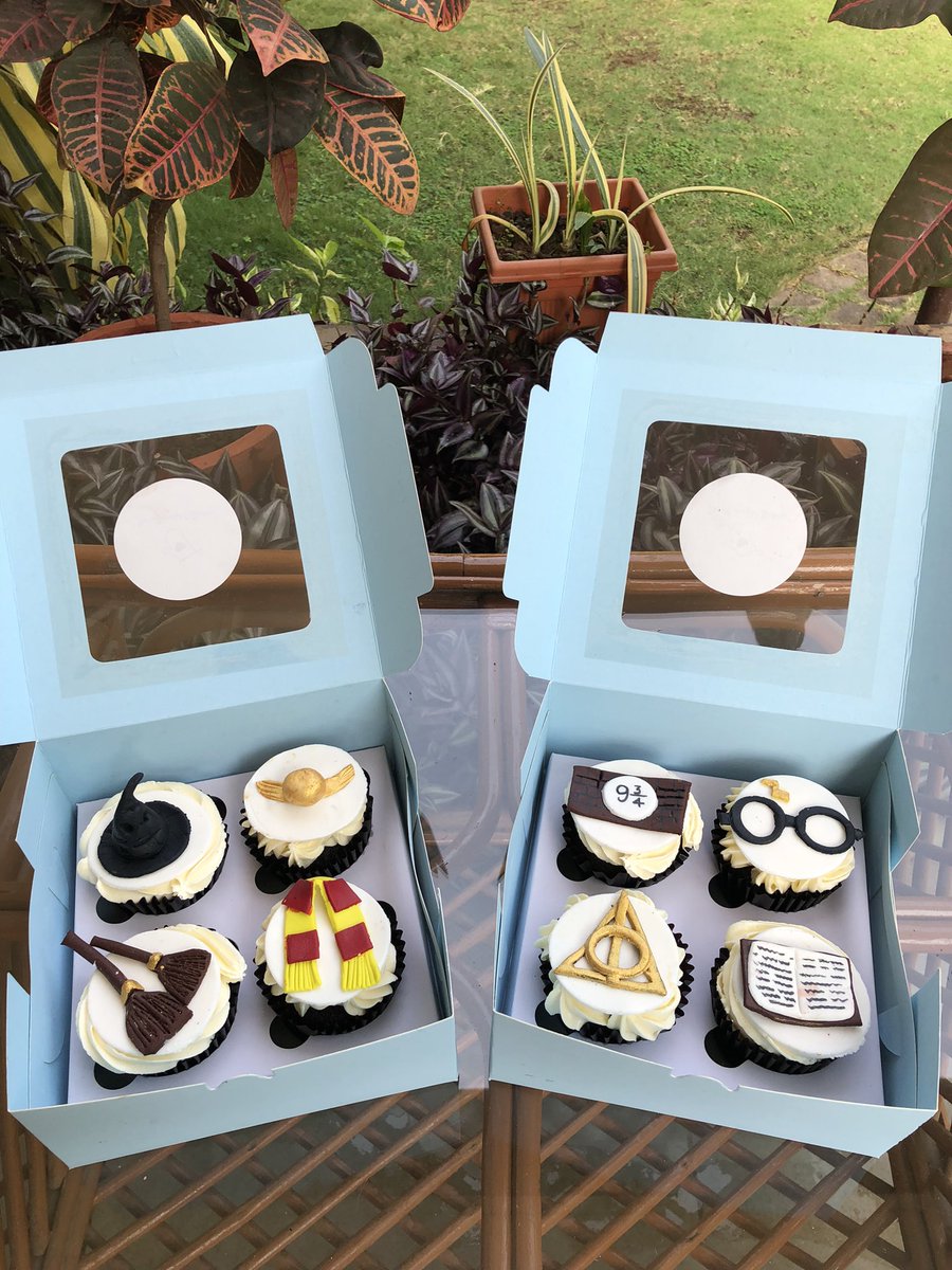 SimrinMathrani's tweet photo. made these Harry Potter themed cupcakes todayyyyy!! https://t.co/QA5uZIq9lt