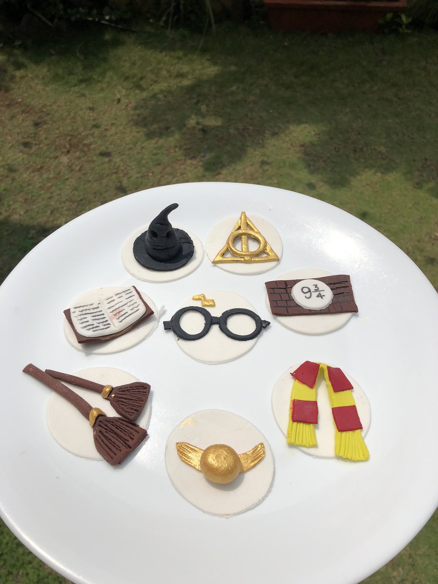 made these Harry Potter themed cupcakes todayyyyy!!
