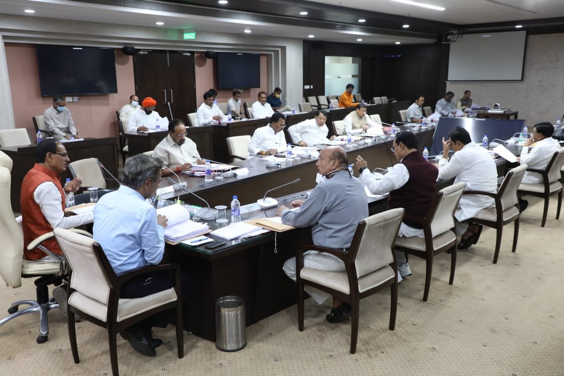 मंत्रालय में #Cabinet की बैठक में शामिल हो रहा हूं। बैठक की अध्यक्षता मुख्यमंत्री श्री <a href="/ChouhanShivraj/">Shivraj Singh Chouhan</a> जी कर रहे हैं।