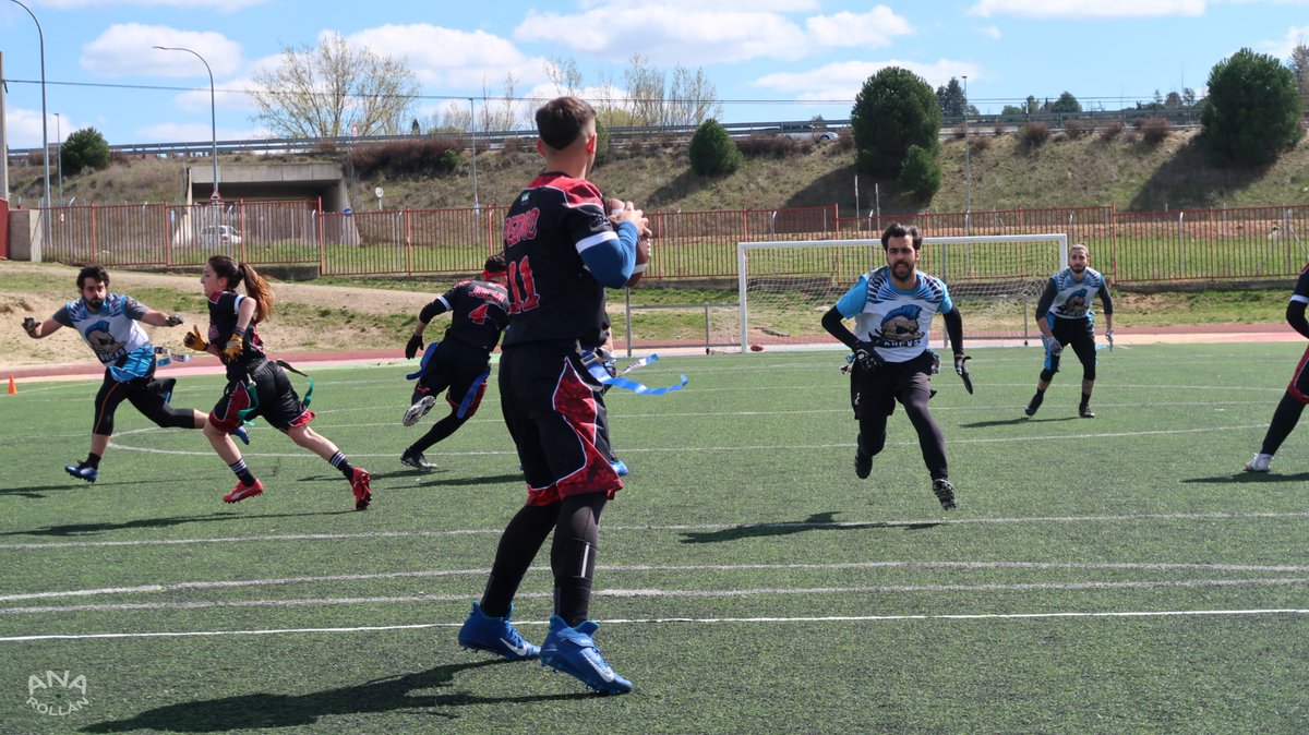 ExtremaduraFAFF's tweet photo. 🧵 Hilo de 🗞️ actualidad de todo el finde‼️

Mérida #Romanos⚔️ venció en la Jornada 4⃣ de Salamanca a #Ducks🦆 por 27-19 y empató 33-33 ante #Vitors☑️.

🔝 Son campeones de la fase regular y acogerán los Playoffs.

#Ducks🦆 ganó 38-6 a #Vitors☑️.

ℹ️⤵️
https://t.co/64CscCOpiY https://t.co/mB9QnXJQXx