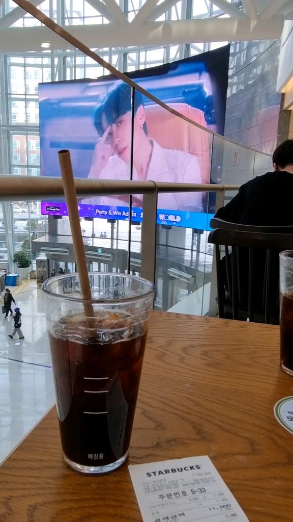 Juxxkan's tweet photo. บรรยากาศการจิบกาแฟเย็นๆ ตอนบ่าย💙
#STANWORLD #quanghungmasterd https://t.co/yAJp21lxOY