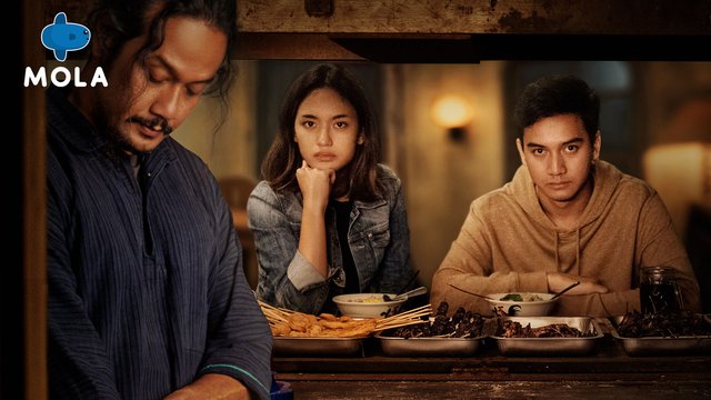 CenayangFilm's tweet photo. Dwi Sasono sebagai mas-mas angkringan dan tamu-tamunya yang problematik.

Hangat, misterius, feel-nya "aneh dan kelam", tapi tetaplah menyenangkan. 

6 episode, masing-masing cuma belasan menit. Paling tepat ditonton langsung kelar sambil nunggu sahur. 

ANGKRINGAN

Ada di MOLA https://t.co/fU1oGszS41