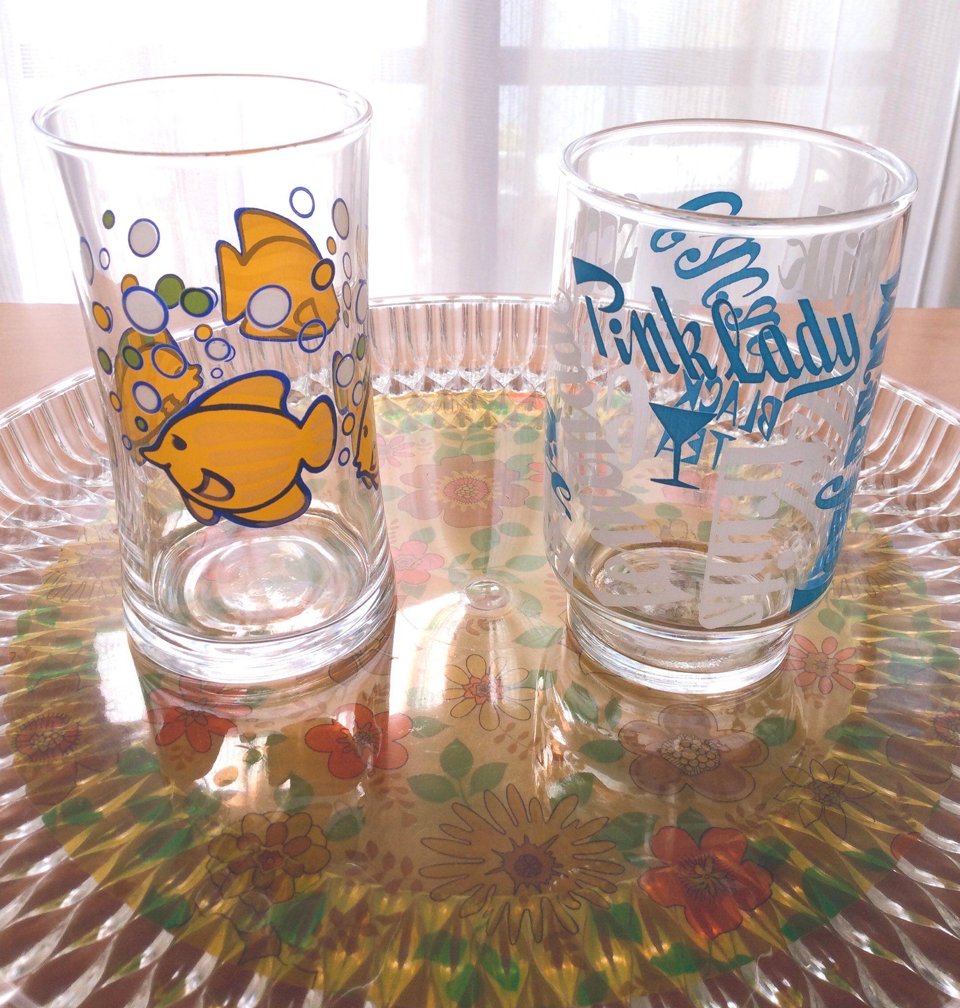 雑貨奥様 こんにちは 今朝 自分の不注意でグラスを2個割ってしまいました ストックから アデリア の熱帯魚柄と 佐々木ガラス のドリンクメニュー柄を出しました 熱帯魚柄は冷たい飲み物を注ぐと色が変わる 昭和レトロ なグラスですが うーん