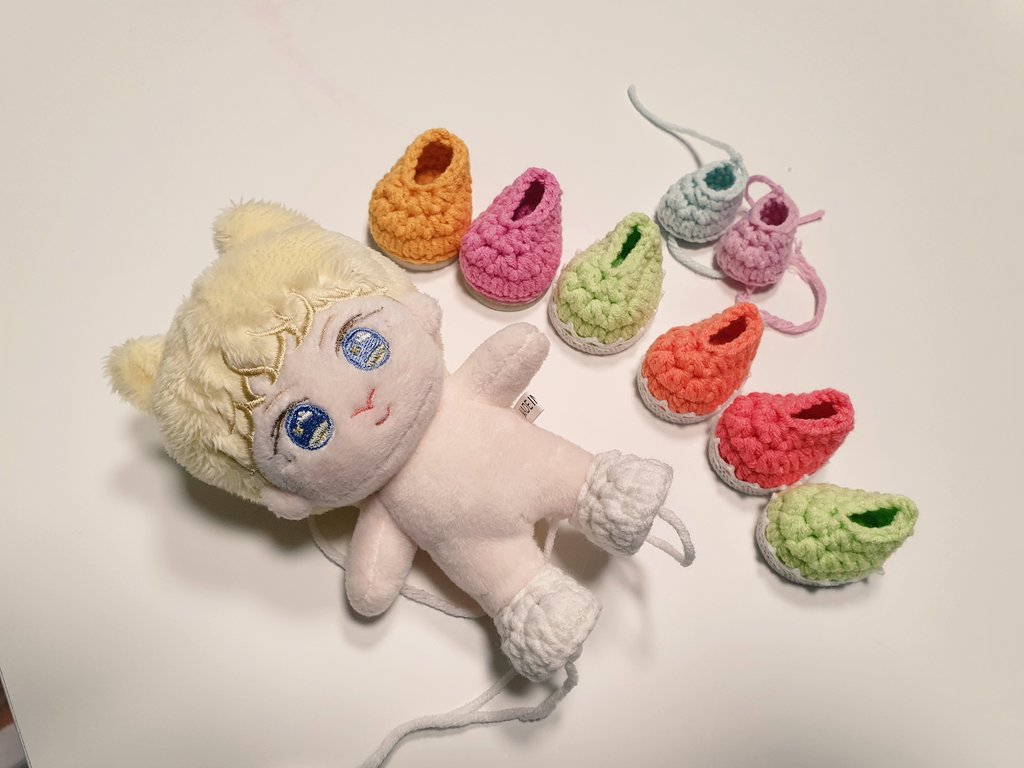 10센치 문의를 가끔- 주셔서
저희도 가끔- 만들어보는데요
자립때문에 두꺼운실을 사용하는데
이게 단점이 될 줄은 몰랐...😭

괜찮다는 의견도 있었으나
왕발을 싫어하는 온리슈는
10센치 슈즈제작을 계속미루게 됩니다...... 언제 올 수 있을까요🥲