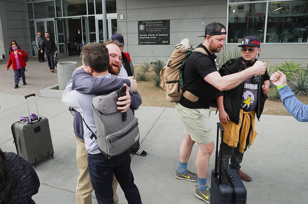 Sandyhuffaker1's tweet photo. Ukrainian refugees hug volunteers after crossing the border from Mexico to the U.S.  #UkraineRussiaWar #Tijuana #border #Ukrainians https://t.co/LMWGnQGSVh