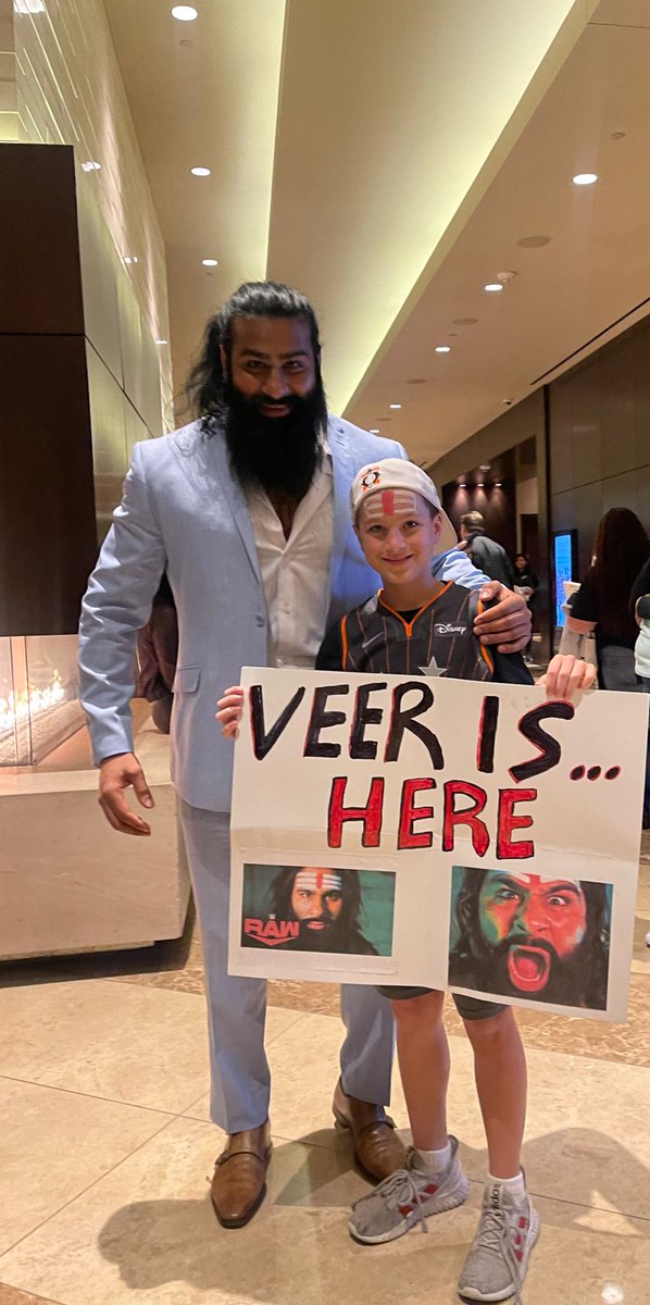 VeerMahaan's tweet photo. This little dude flew out to watch my match.
How can you not appreciate that effort?
Future superstar. 

#RAW https://t.co/fYSJTpILlZ