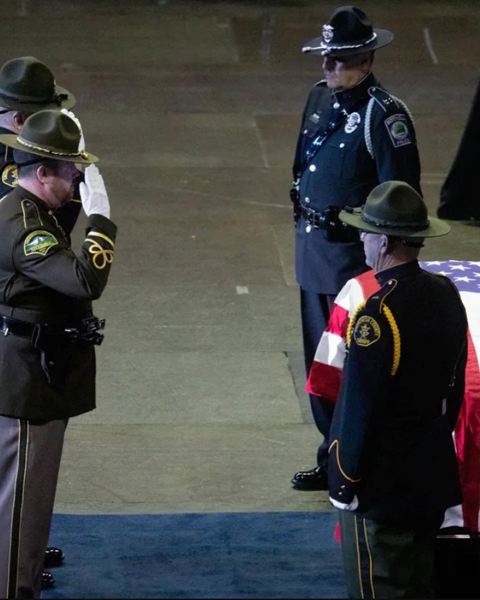 CeremonialAPBC's tweet photo. Our members were in Everett, WA. today attending the #LODD funeral for Officer Dan Rocha of the @EverettPolice . Rocha, 41, was shot &amp; killed when he confronted a suspect on Mar 25. We stand with our neighbours to the south of us in their time of sorrow. 

 #thinblueline https://t.co/X17Yc0WQGJ