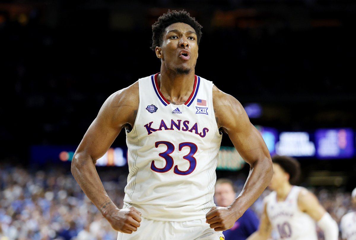 CBSSports's tweet photo. What a transformation:

Kansas' David McCormack weighed 320 pounds in high school, then dropped 50 lbs before college.

Now he's 250 pounds... and made the final shot to win the National Championship 💪 https://t.co/nSX3pA96HZ