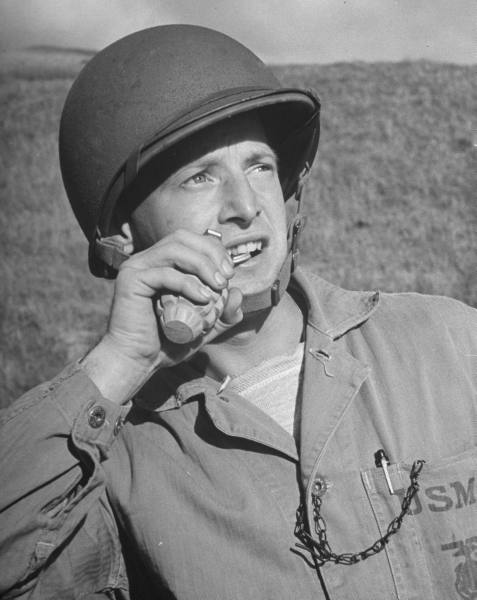 よく、作品で歯で手榴弾のピンを抜くが それで抜けるのは日本軍の手榴弾だけ
定番の米軍手榴弾 マークⅡでも
歯では抜けない(画像は歯だが)
歯でやったら歯の方が抜ける

日本軍みたいに歯でピンを抜くタイプ以外では真似しちゃダメだぞ😉 