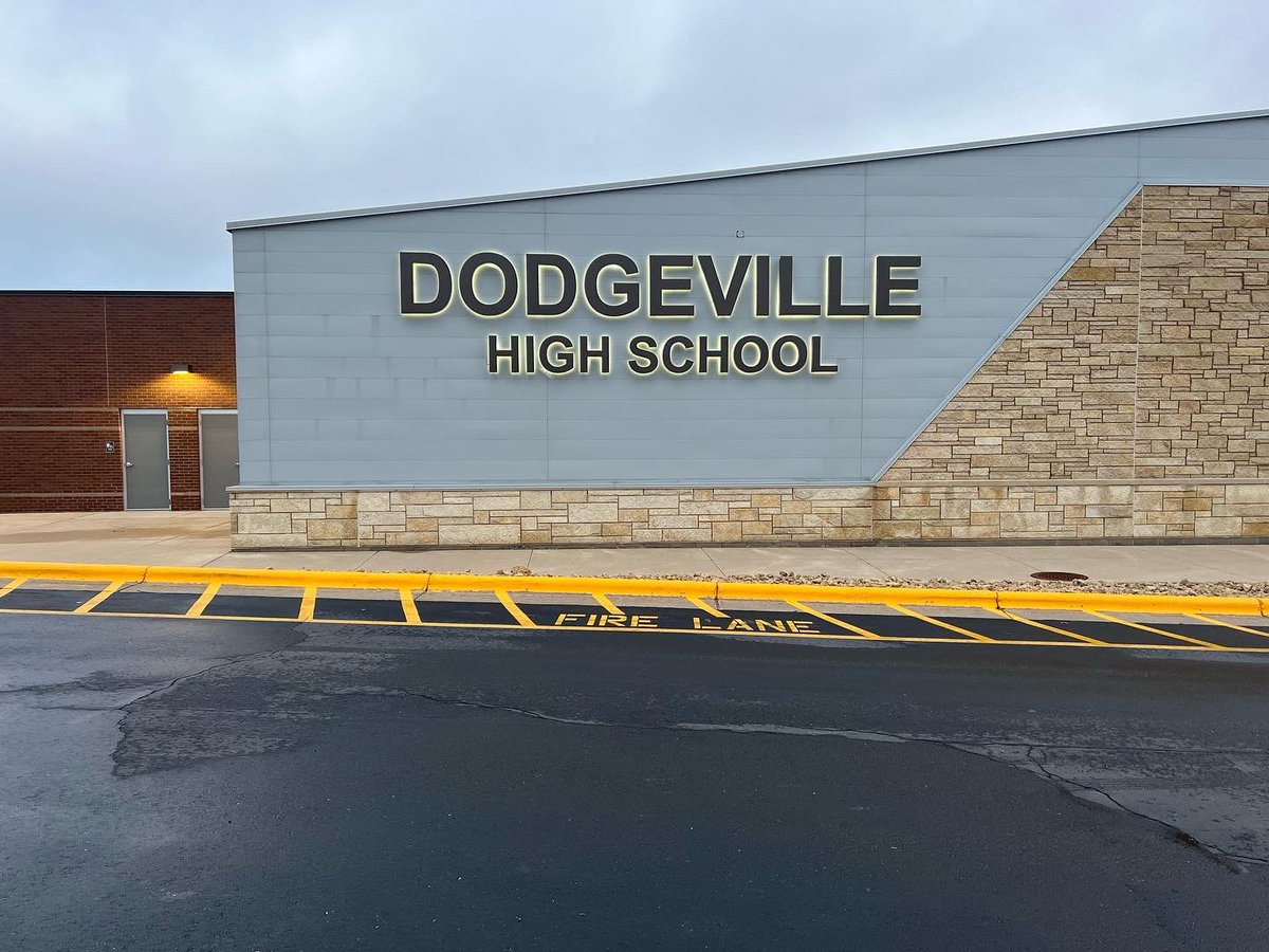 John_D_Ewald's tweet photo. Spectacular day of learning w/full staff of Dodgeville School District, WI; 3 Big Ideas, 4 Pillars, 4 Critical Questions, CFA’s, Guiding Coalitions, Singletons, engagement, Learning for ALL students, and fun! Simply incredible! Thank you! #atplc @dodgevillesd @solutiontree https://t.co/lSaM4UNLqM