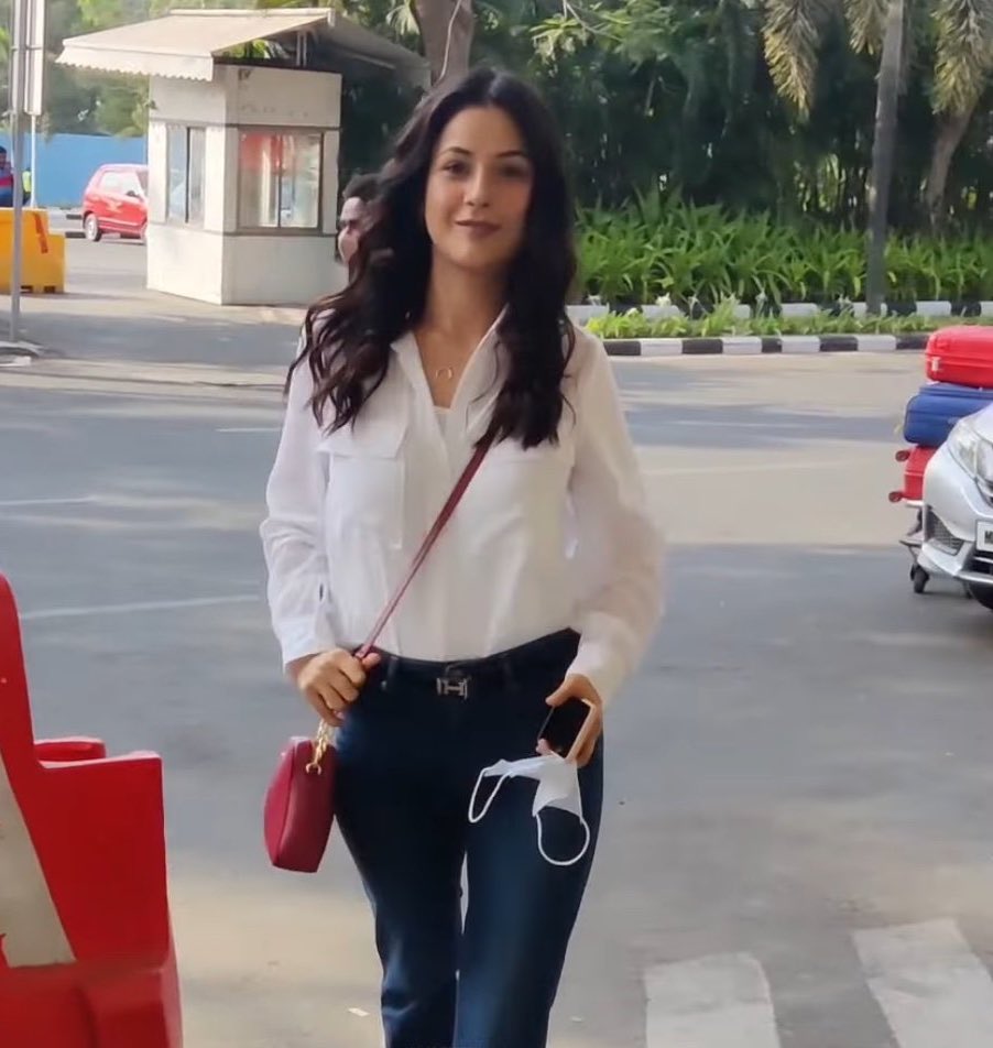 ViralBigBoss's tweet photo. Looking very Gorgeous and Cute 🤩❤

#ShehnaazGill @ishehnaaz_gill #ShehnaazGillTheNextBigThing #Shehnaazians #ViralBigBoss #ShehnaazGallery https://t.co/EDofaenz3C